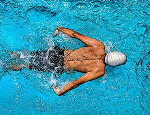 Schwimmer im Becken von oben